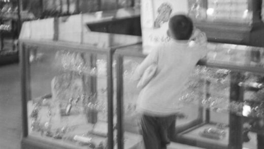 【jpg清晰版】上海商店模特上的防毒面具.jpg