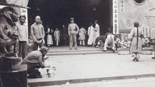 【jpg清晰版】上海城隍庙门口叫卖小吃.jpg