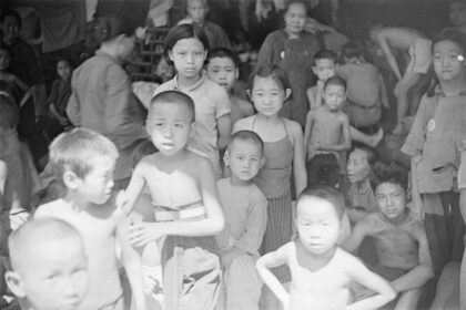【jpg清晰版】上海寺庙中的难民家庭.jpg