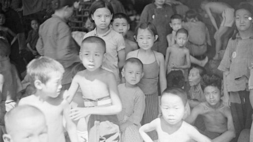 【jpg清晰版】上海寺庙中的难民家庭.jpg