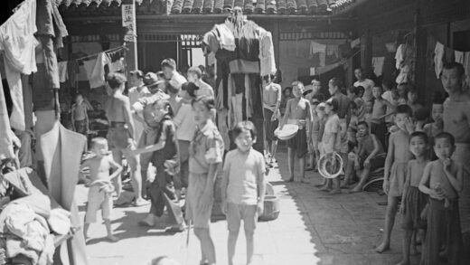 【jpg清晰版】上海寺庙庭院中的难民家庭和童子军.jpg