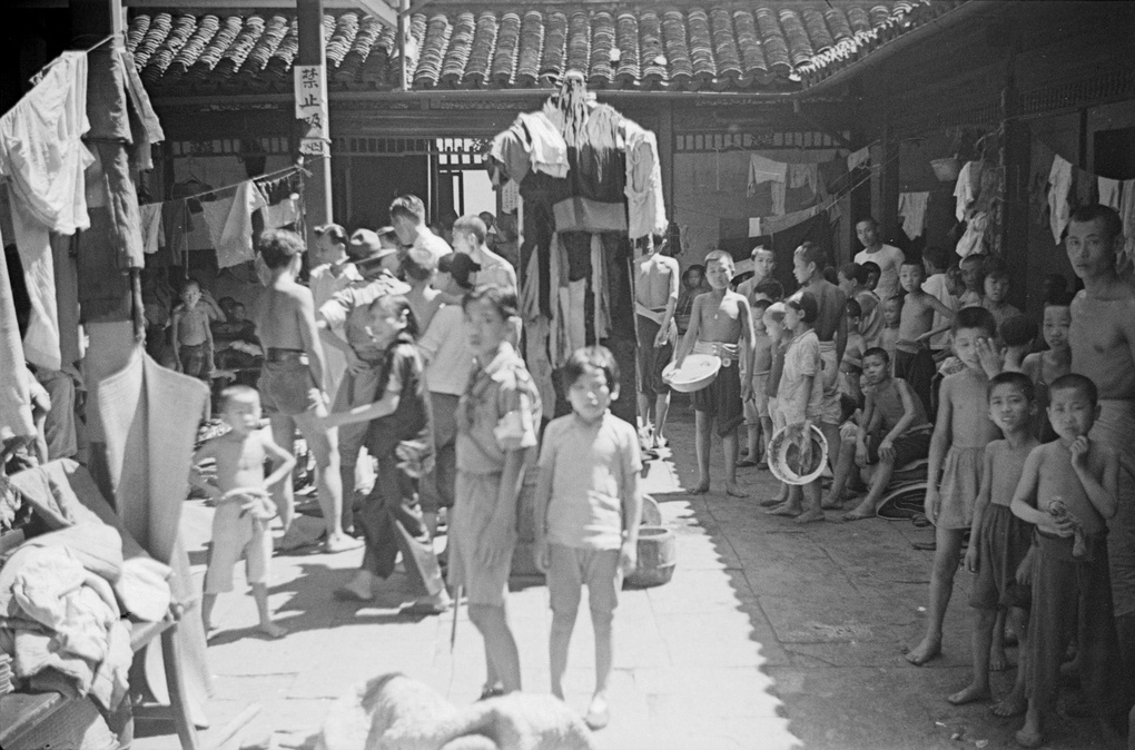【JPG清晰版】上海寺庙庭院中的难民家庭和童子军