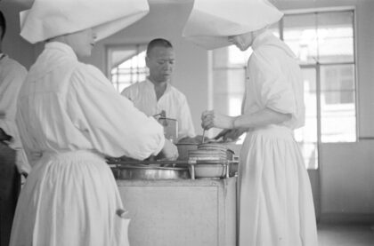 【jpg清晰版】上海护士为住院病人分发食物.jpg