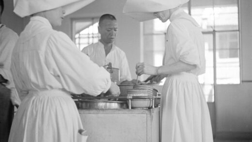 【jpg清晰版】上海护士为住院病人分发食物.jpg