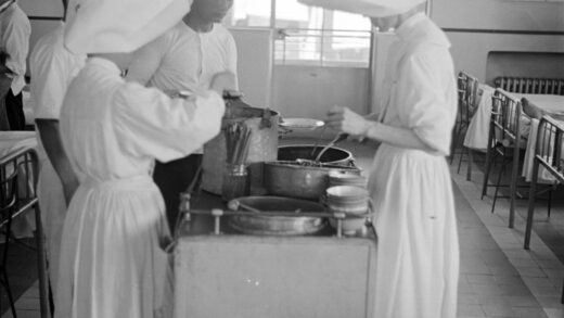 【jpg清晰版】上海护士为住院病人分发食物.jpg