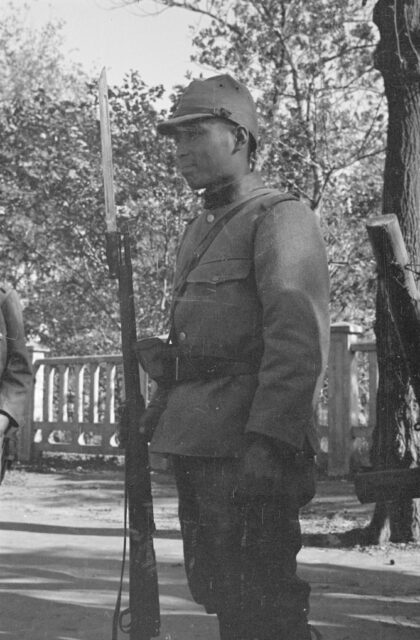 【jpg清晰版】上海极司菲尔路铁路桥的日本士兵.jpg