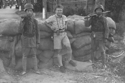 【jpg清晰版】上海检查站的国军士兵与新闻摄影师乔治·拉克斯.jpg