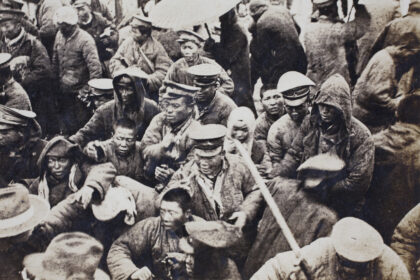 【jpg清晰版】上海海格路集中营内铁丝网后的平民与士兵.jpg