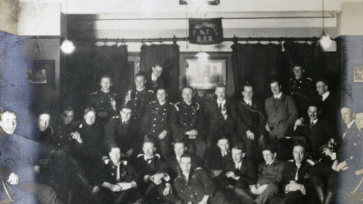 【jpg清晰版】上海消防队一组消防员约1915年.jpg