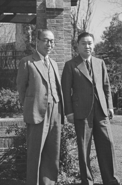 【jpg清晰版】上海花园里的不明身份男子.jpg