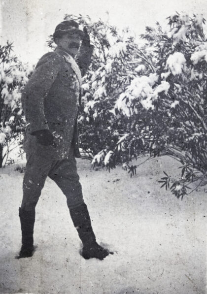 【jpg清晰版】上海虹口区通山路35号的花园里有人在扔雪球.jpg