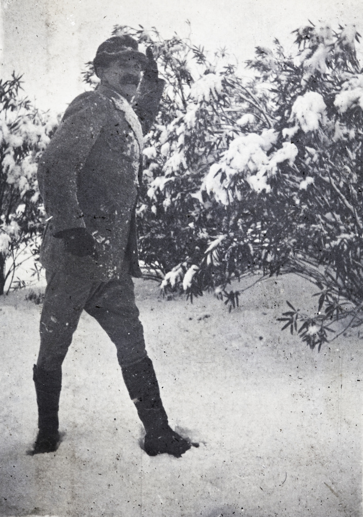 【JPG清晰版】上海虹口区通山路号的花园里有人在扔雪球
