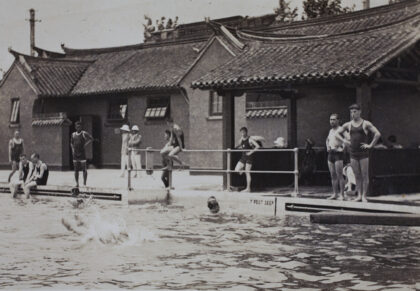 【jpg清晰版】上海虹口露天游泳池游泳1925年.jpg