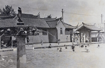 【jpg清晰版】上海虹口露天游泳池的喷泉与家庭1924年.jpg