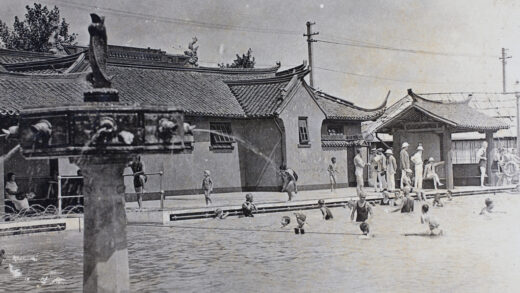 【jpg清晰版】上海虹口露天游泳池的喷泉与家庭1924年.jpg