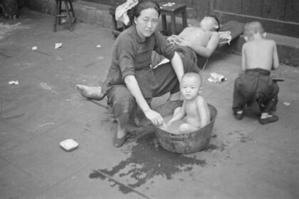 【jpg清晰版】上海街头母亲用铁盆给孩子洗澡.jpg
