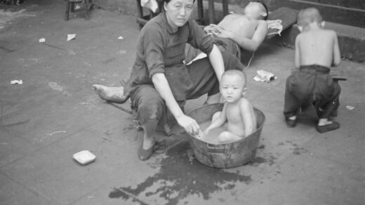 【jpg清晰版】上海街头母亲用铁盆给孩子洗澡.jpg