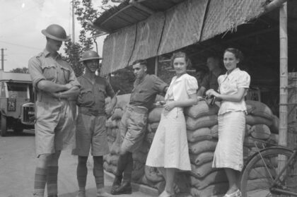【jpg清晰版】上海路边检查站妇女与英军士兵闲聊.jpg