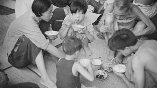 【jpg清晰版】上海难民家庭在进食.jpg