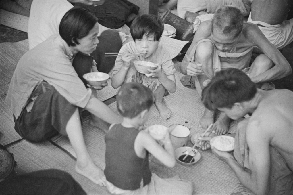 【JPG清晰版】上海难民家庭在进食