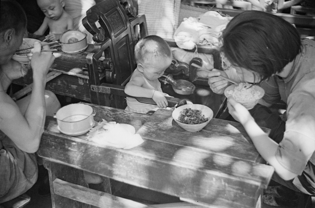 【JPG清晰版】上海难民家庭用餐