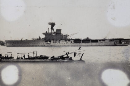 【jpg清晰版】上海黄浦江上的英国皇家海军竞技神号.jpg