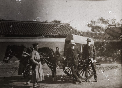 【jpg清晰版】与北京马车车夫的合影.jpg