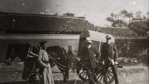 【jpg清晰版】与北京马车车夫的合影.jpg