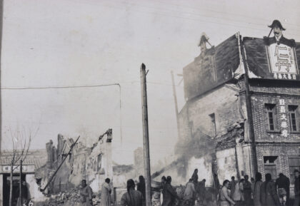 【jpg清晰版】东单牌楼附近建筑废墟及仁丹广告兵变后北京1912年.jpg