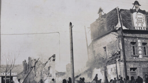【jpg清晰版】东单牌楼附近建筑废墟及仁丹广告兵变后北京1912年.jpg