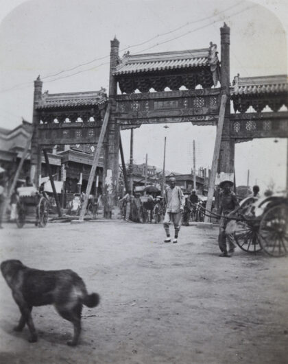 【jpg清晰版】东四牌楼大街的牌楼北京.jpg