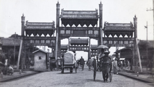 【jpg清晰版】东四牌楼大街的牌楼北京.jpg