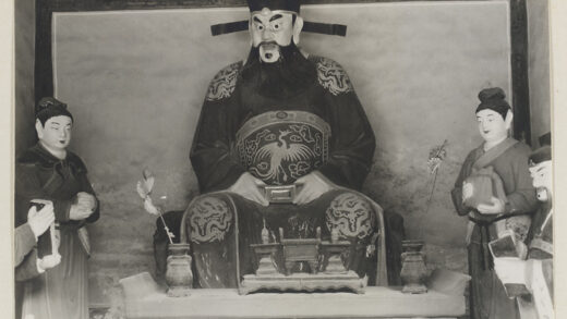 【jpg清晰版】东岳庙内部显示坐姿神像和侍从.jpg