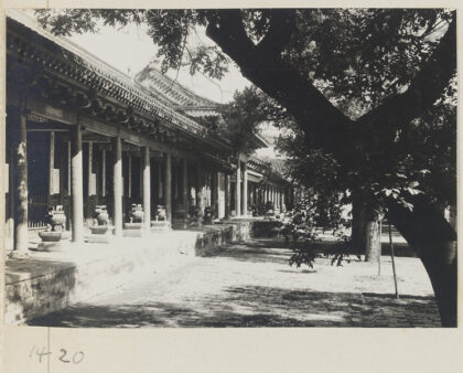 【jpg清晰版】东岳庙建筑立面带有柱廊门廊和香炉.jpg