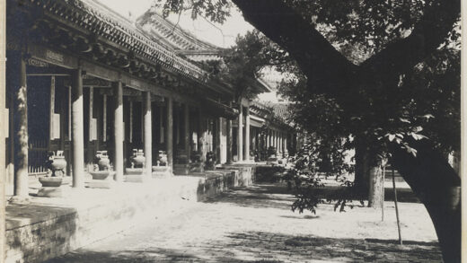 【jpg清晰版】东岳庙建筑立面带有柱廊门廊和香炉.jpg