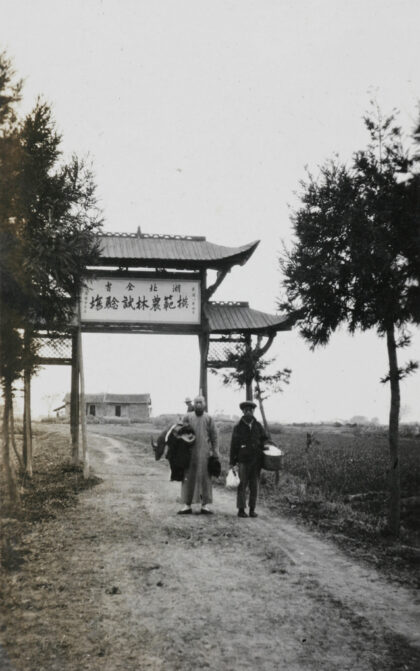 【jpg清晰版】两个中国男人站在门旁.jpg