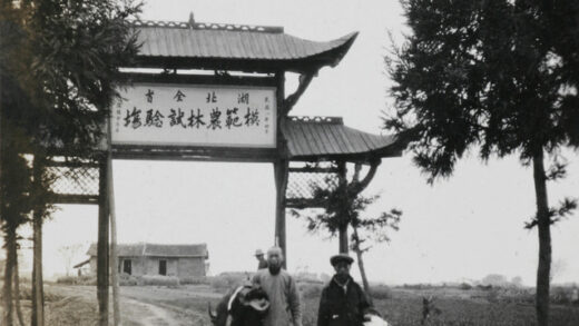 【jpg清晰版】两个中国男人站在门旁.jpg