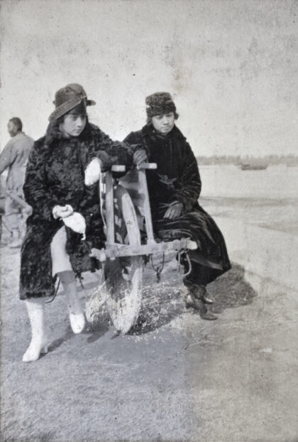 【jpg清晰版】两个年轻女子坐在手推车上武松1920年2月.jpg