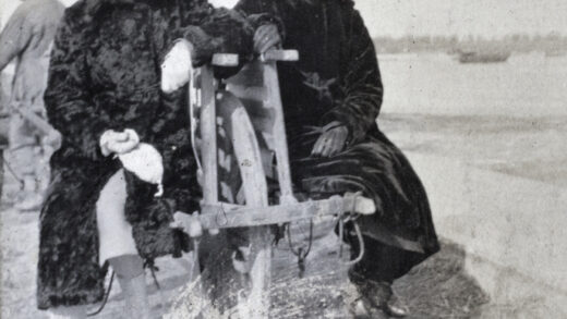 【jpg清晰版】两个年轻女子坐在手推车上武松1920年2月.jpg