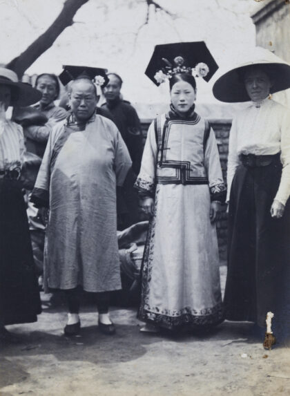 【jpg清晰版】两个满洲妇女与两个欧洲妇女北京.jpg