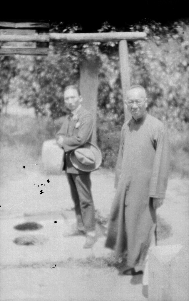 【JPG清晰版】两个男人在花园里