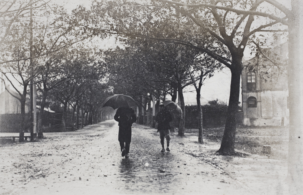 【JPG清晰版】两个男人撑着伞在雨中行走上海虹口区通山路