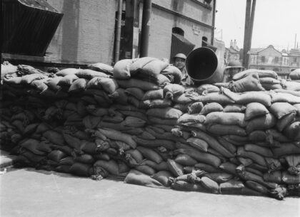 【jpg清晰版】两名士兵躲在沙袋垒成的掩体后上海1937年8月.jpg