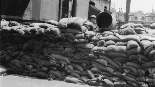 【jpg清晰版】两名士兵躲在沙袋垒成的掩体后上海1937年8月.jpg