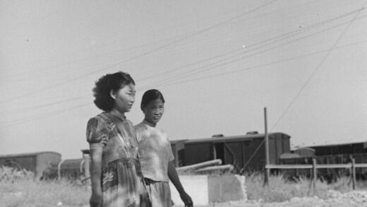 【jpg清晰版】两名妇女在铁路货场附近行走.jpg