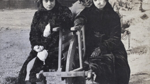 【jpg清晰版】两名年轻女子坐在手推车上武松1920年2月.jpg