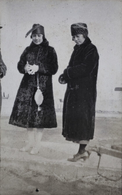 【jpg清晰版】两名年轻女子身着时尚冬衣和帽子1920年2月武松.jpg