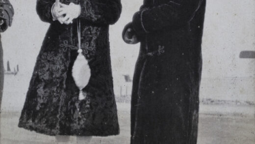 【jpg清晰版】两名年轻女子身着时尚冬衣和帽子1920年2月武松.jpg