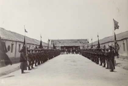 【jpg清晰版】中国士兵在阅兵式上与英国代表团（梅将军司令部）.jpg