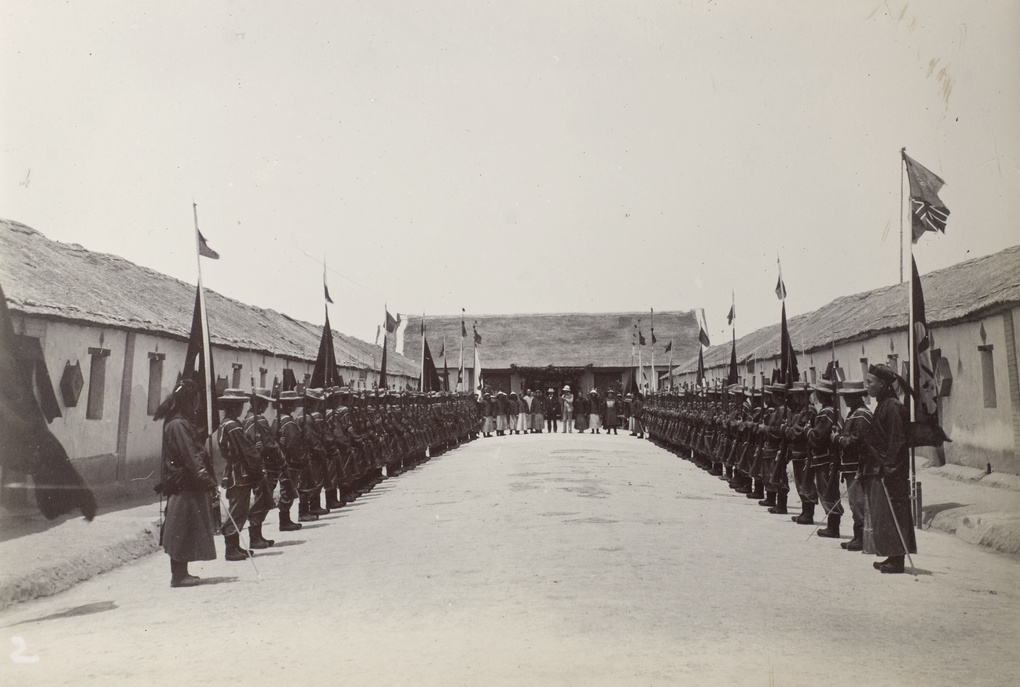 【JPG清晰版】中国士兵在阅兵式上与英国代表团（梅将军司令部）